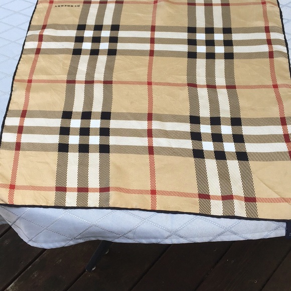 Small burberry hangerchief scarf